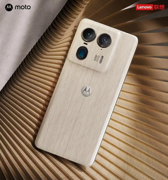 moto X50 Ultra携AI三摄与骁龙8s登场 联想AI手机新篇章