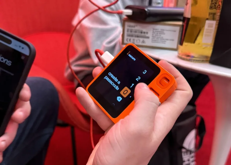 百度前总经理打造，AI硬件Rabbit R1交卷了！能否超越AI Pin被“群嘲”命运？