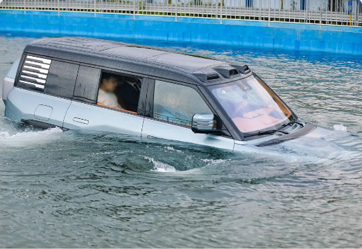 比亚迪仰望U8应对暴雨挑战：独特‘应急浮水’功能保障乘客安全