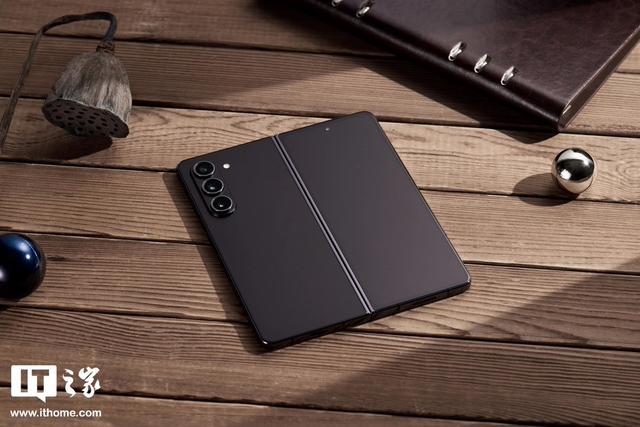 ▲ IT之家图赏: 三星 Galaxy Z Fold5 折叠屏手机