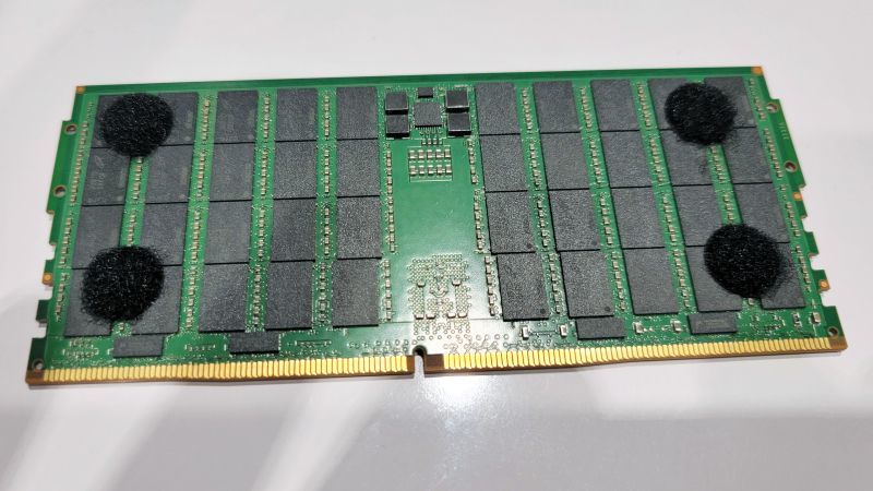 美光展示MCRDIMM内存模块:DDR5-8800规格、单条256GB